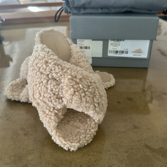 Never worn Balenciaga Drapy Sandal in Faux Fur - Picture 5 of 6